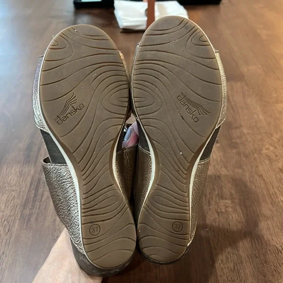 Dansko Vienna Gold Nappa Sandals. Size 37. US 6.5 - Picture 8 of 8